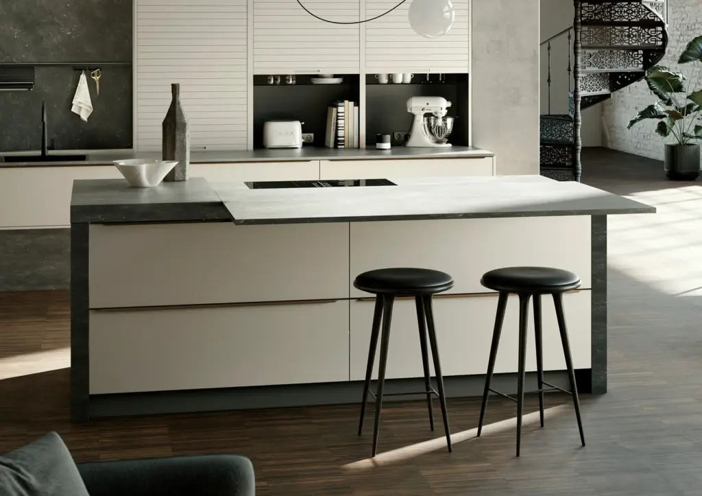 kueche planen häcker_inselküche modern grifflos sandbeige mit tresen